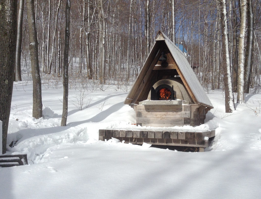 Four à pain terminé dans un jardin