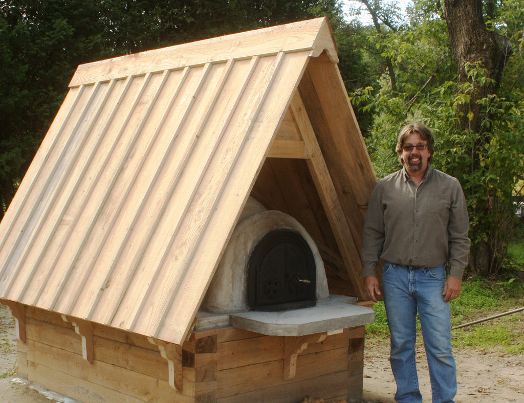 Artisan au travail sur un four à pain