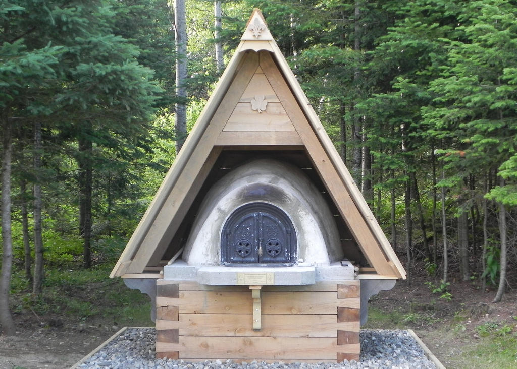 Four à pain construit dans un jardin