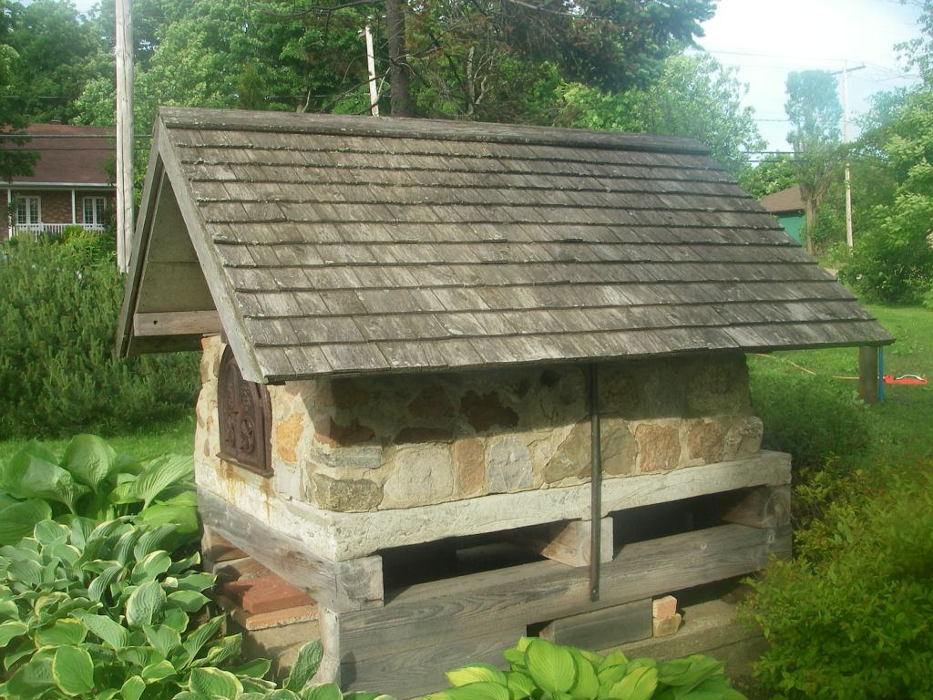 Four à pain construit dans un jardin