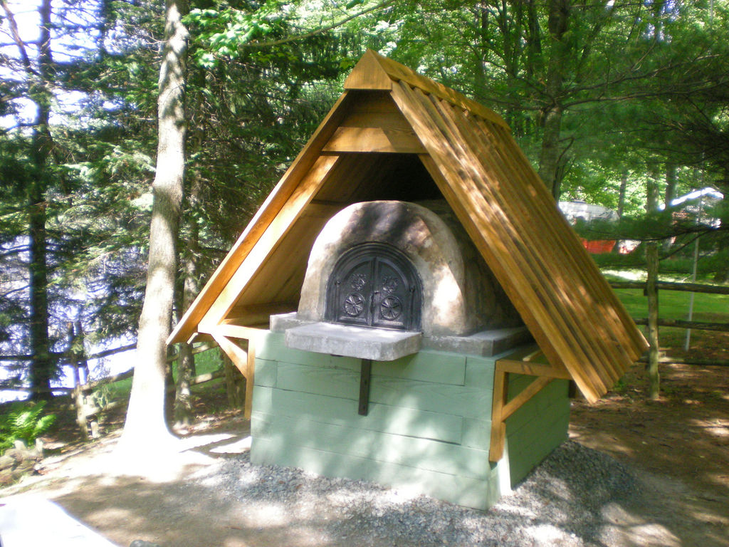 Four à pain construit dans un jardin