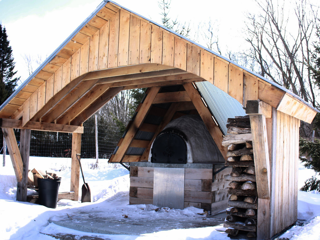 Four à pain construit dans un jardin