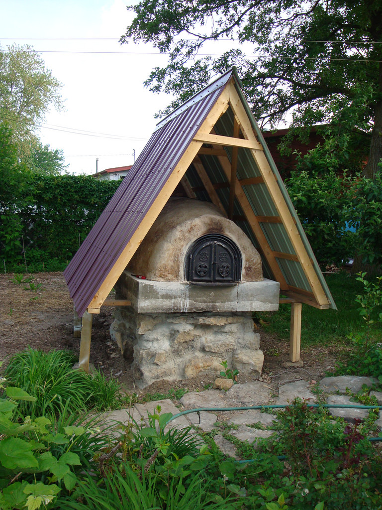 Four à pain construit dans un jardin