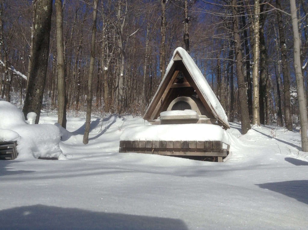 Four à pain construit dans un jardin