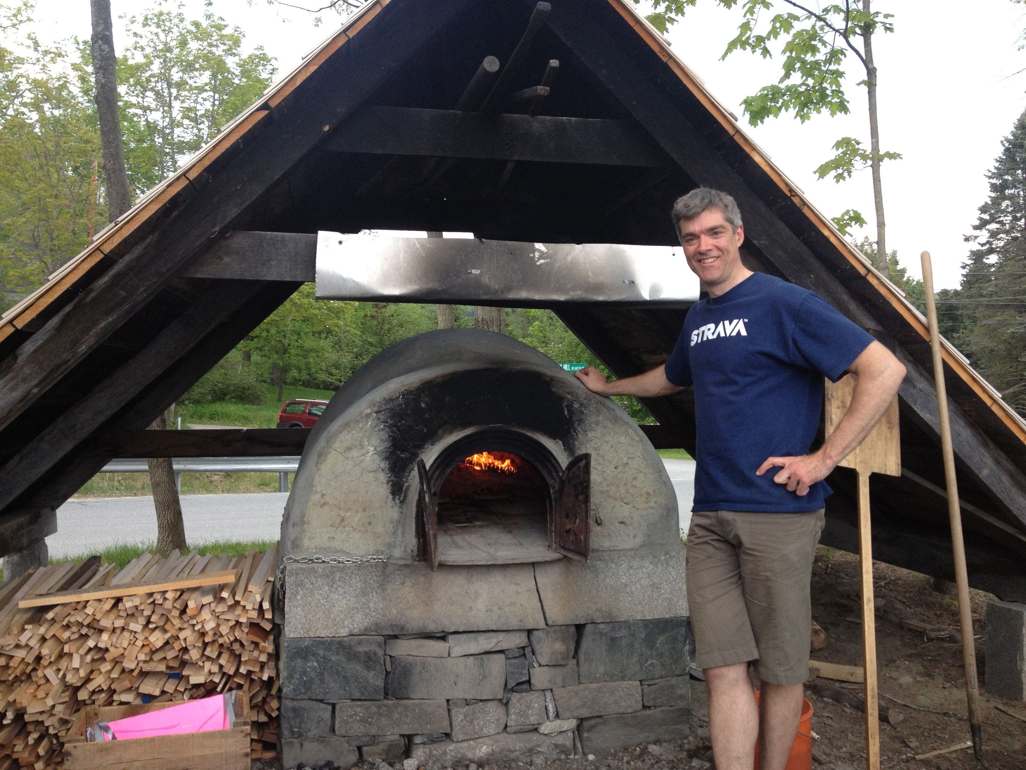 Four à pain construit dans un jardin