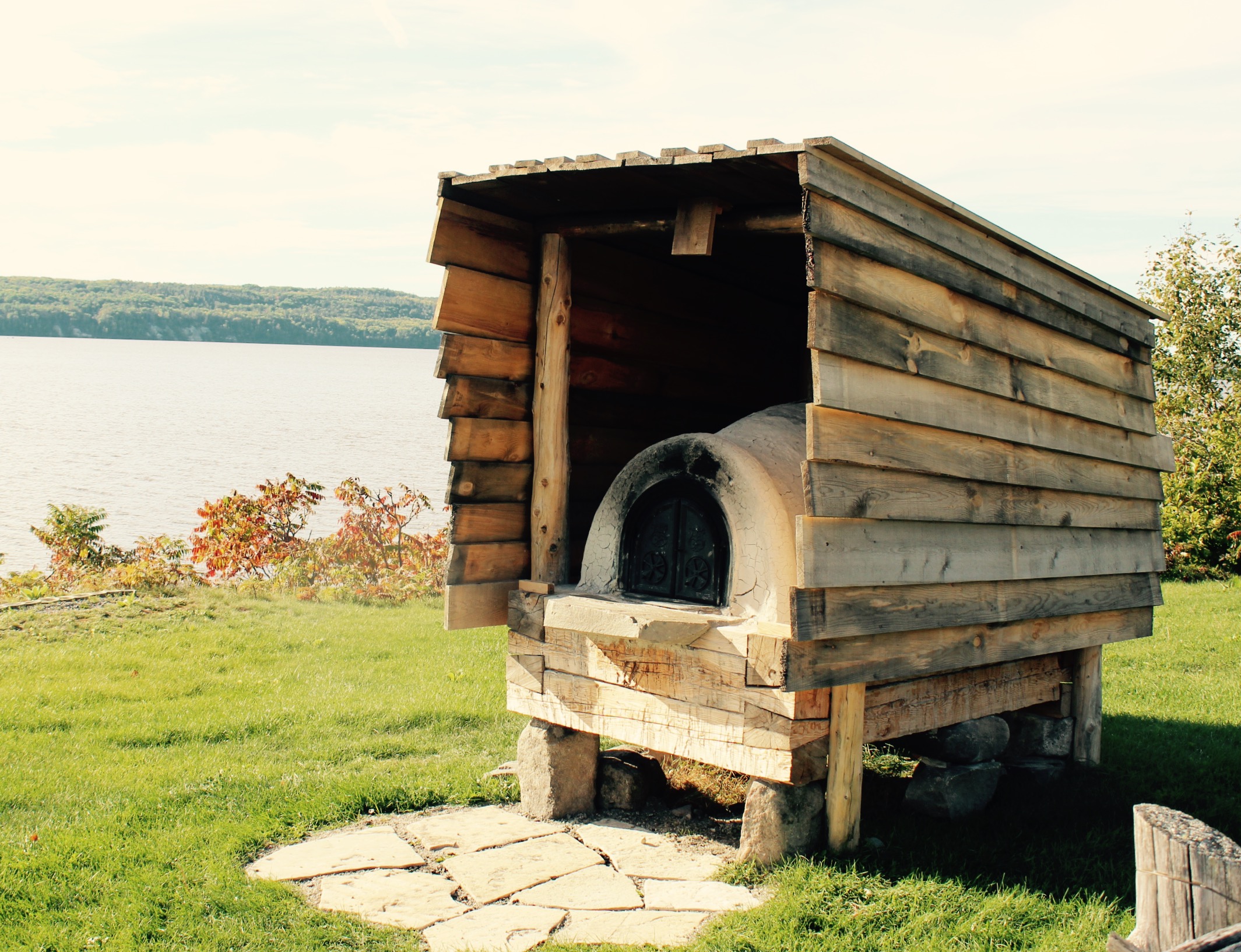 Four à pain construit dans un jardin