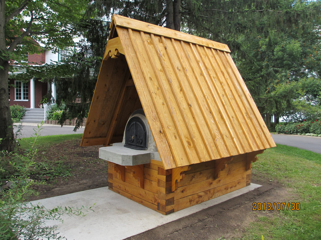 Four à pain construit dans un jardin