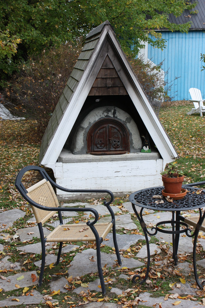 Four à pain construit dans un jardin