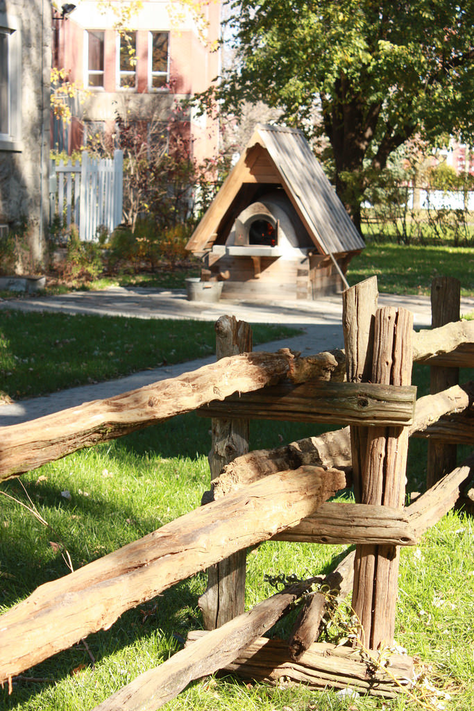 Four à pain construit dans un jardin