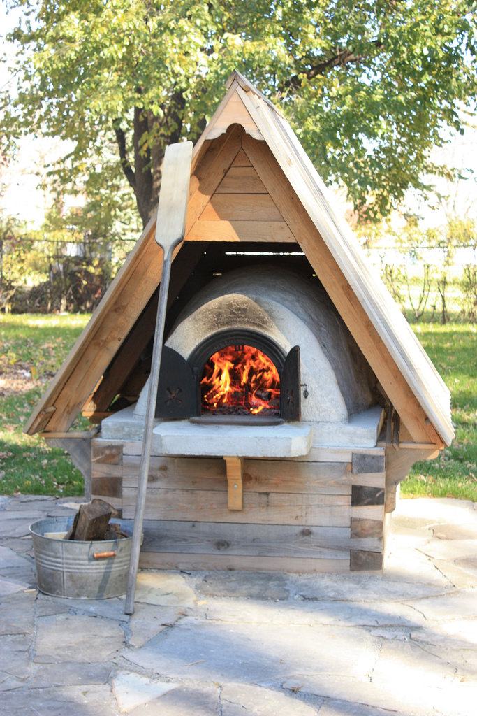 Four à pain construit dans un jardin