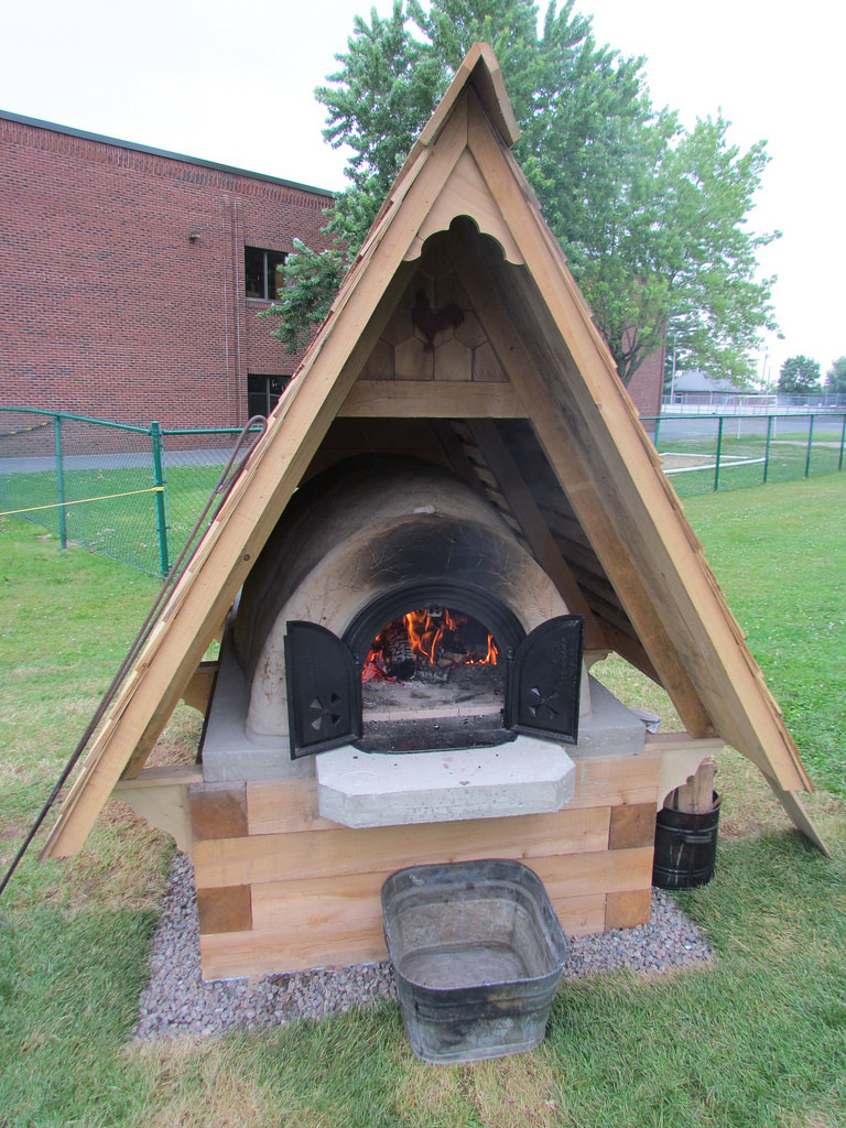 Four à pain construit dans un jardin