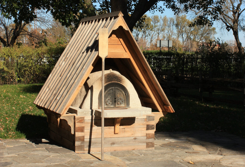 Four à pain construit dans un jardin