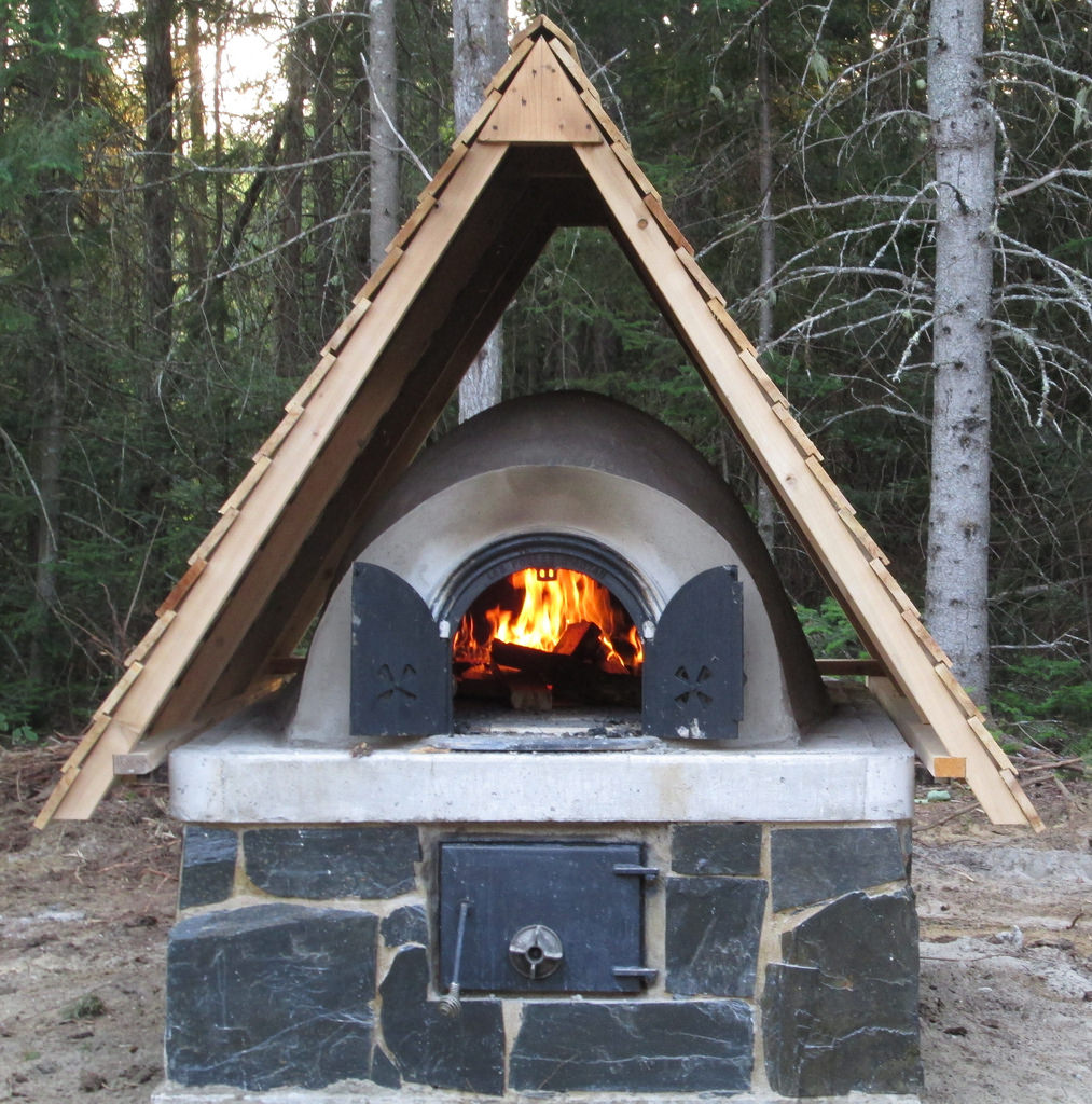 Four à pain construit dans un jardin