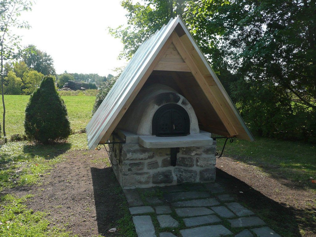 Four à pain construit dans un jardin