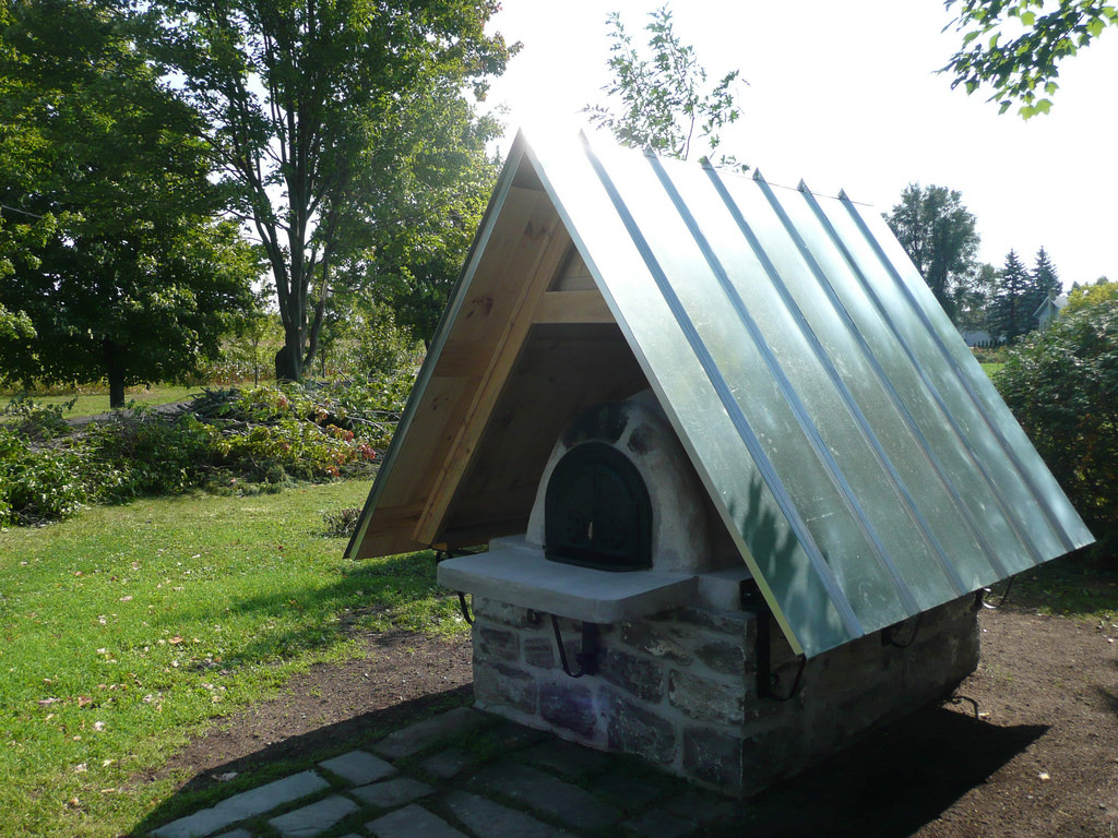 Four à pain construit dans un jardin