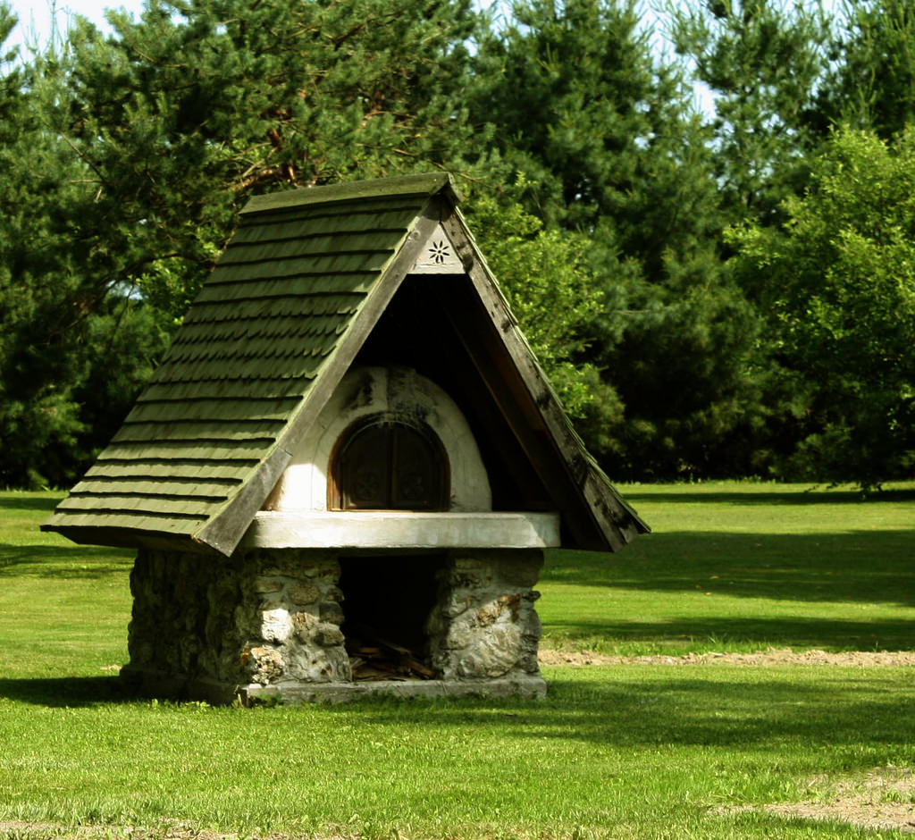 Four à pain construit dans un jardin