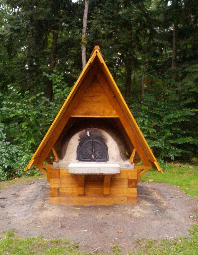 Four à pain construit dans un jardin