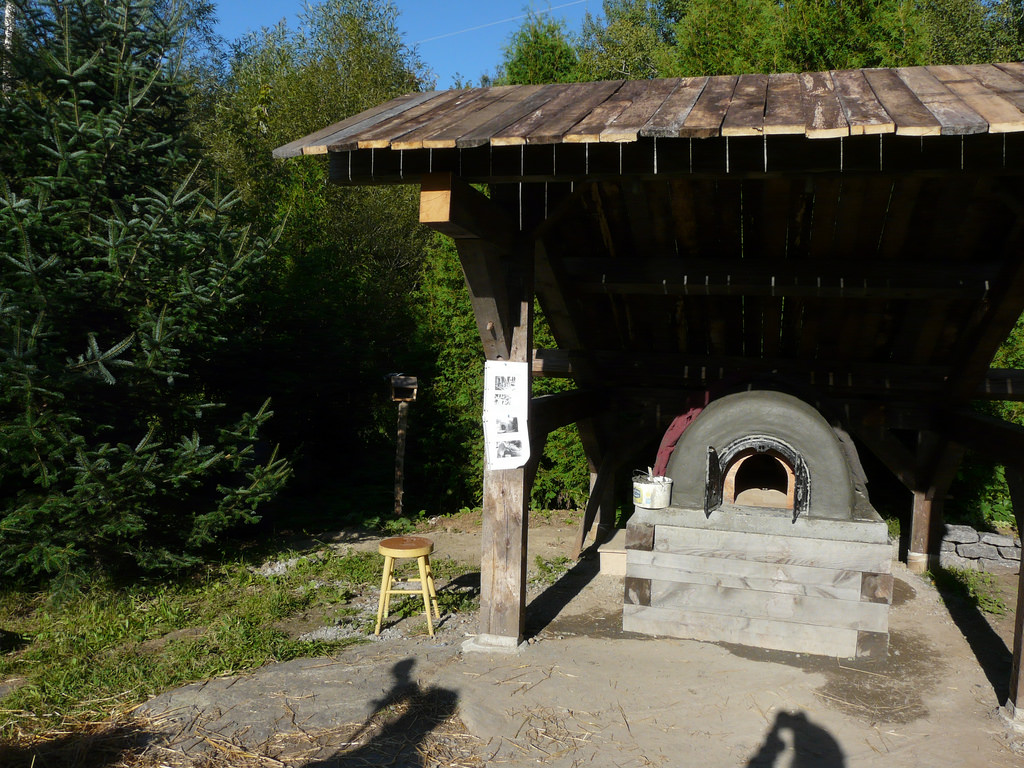 Four à pain construit dans un jardin