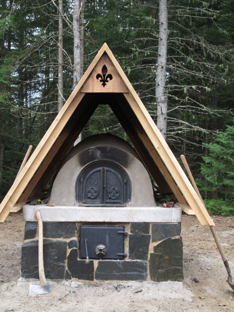 Four à pain construit dans un jardin