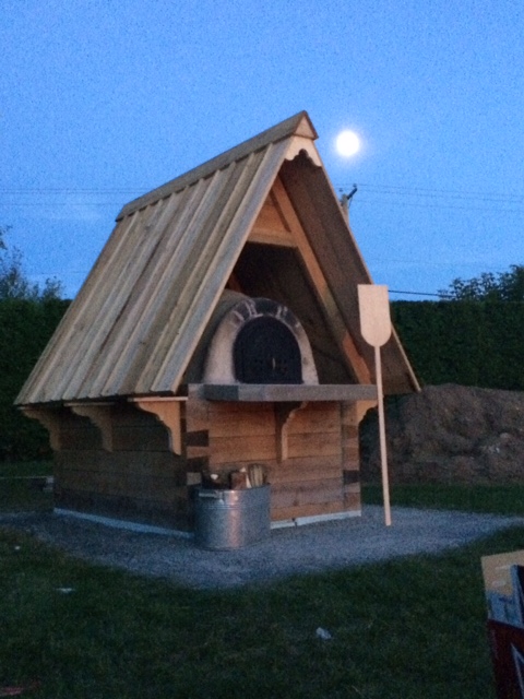 Four à pain construit dans un jardin