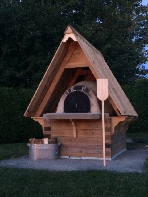 Four à pain construit dans un jardin