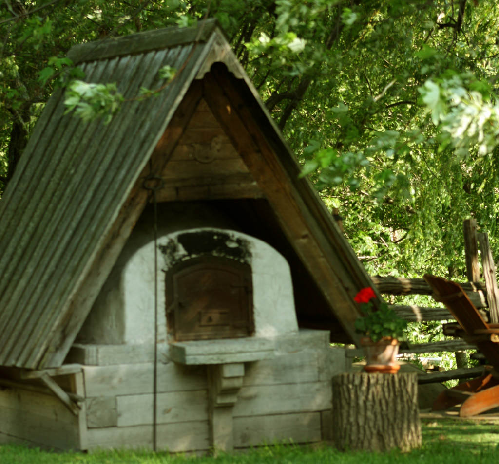 Four à pain construit dans un jardin
