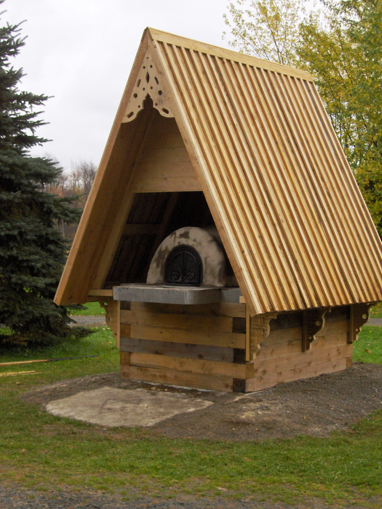 Four à pain construit dans un jardin